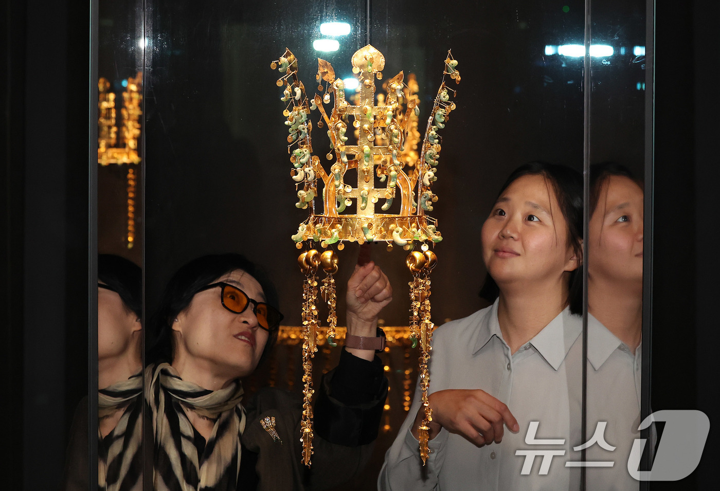 (경주=뉴스1) 박지혜 기자 = 27일 경주 국립경주박물관 신라역사관에서 열린 ‘신라 금관, 권력과 위신’ 특별전 미디어데이에서 참석자들이 전시된 신라시대 황남대총 금관을 둘러보고 …