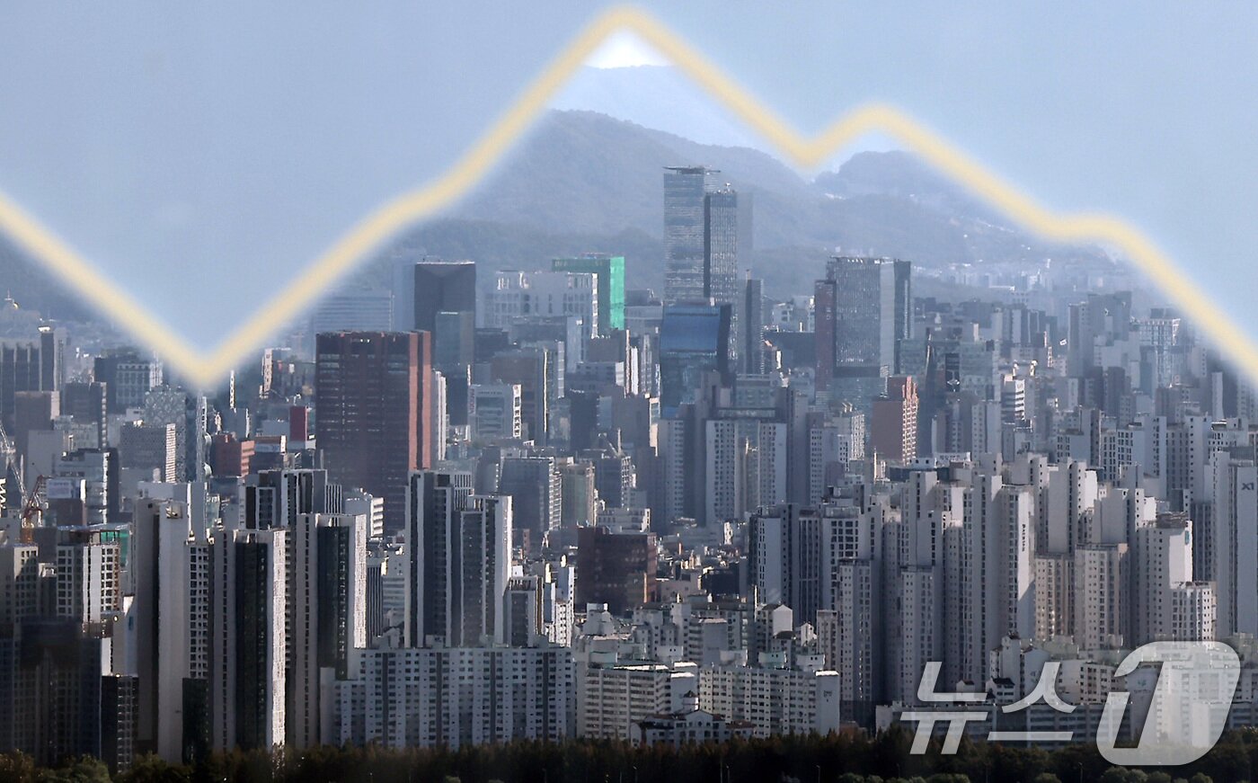 본문 이미지 - 10·15 부동산 대책 발표로 부동산 시장의 거래가 얼어붙었으나 집값 상승률을 꺾을 수 있을지는 미지수다.  사진은 서울 남산에서 바라본 아파트 단지 모습. 2025.10.27/뉴스1 ⓒ News1 김성진 기자