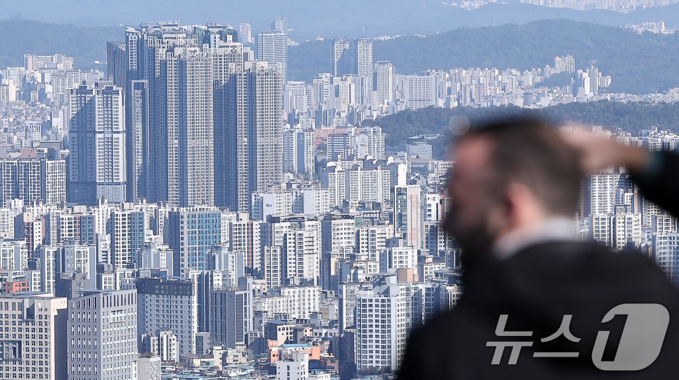본문 이미지 -  27일 서울 남산에서 바라본 아파트 단지 모습. 2025.10.27/뉴스1 ⓒ News1 김성진 기자