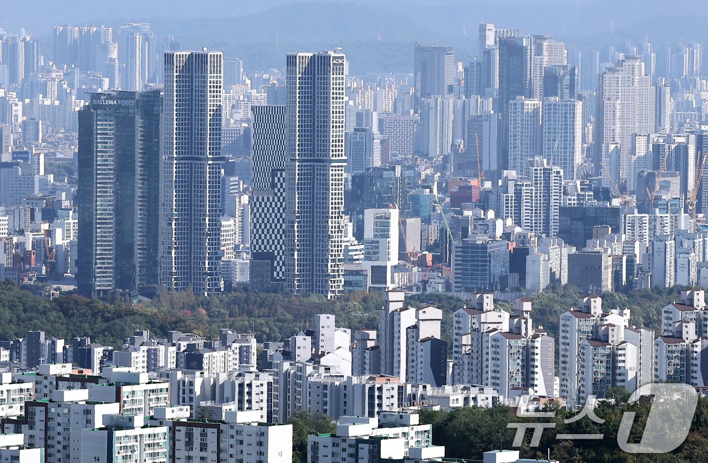 본문 이미지 - 서울 남산에서 바라본 아파트 단지 모습. 2025.10.27/뉴스1 ⓒ News1 김성진 기자