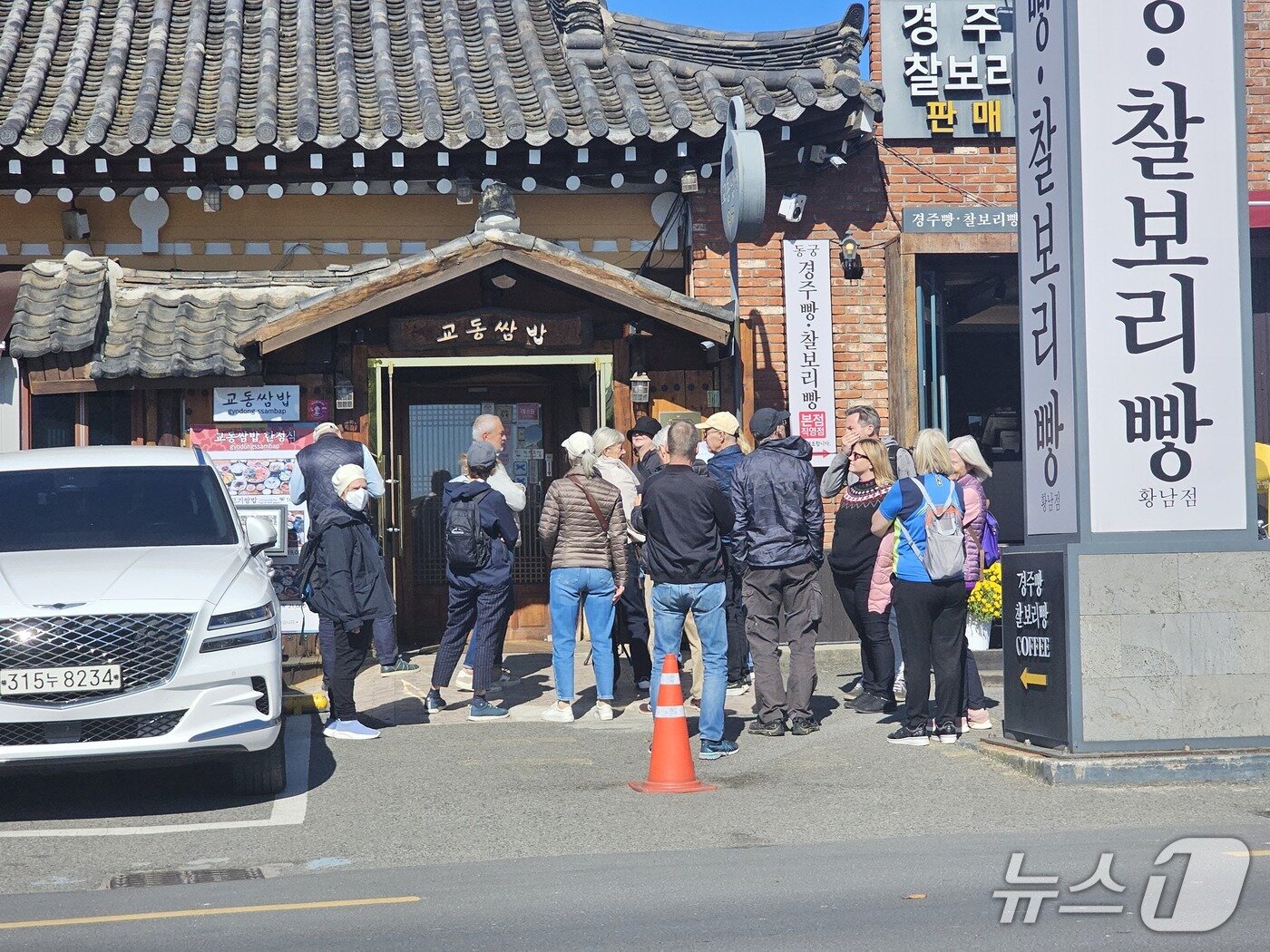 본문 이미지 - APEC 정상회의가 개막한 27일 경주 황남동의 한 식당에 외국인 관광객들이 줄을 서서 기다리고 있다(2025.10.27/뉴스1 신성훈기자