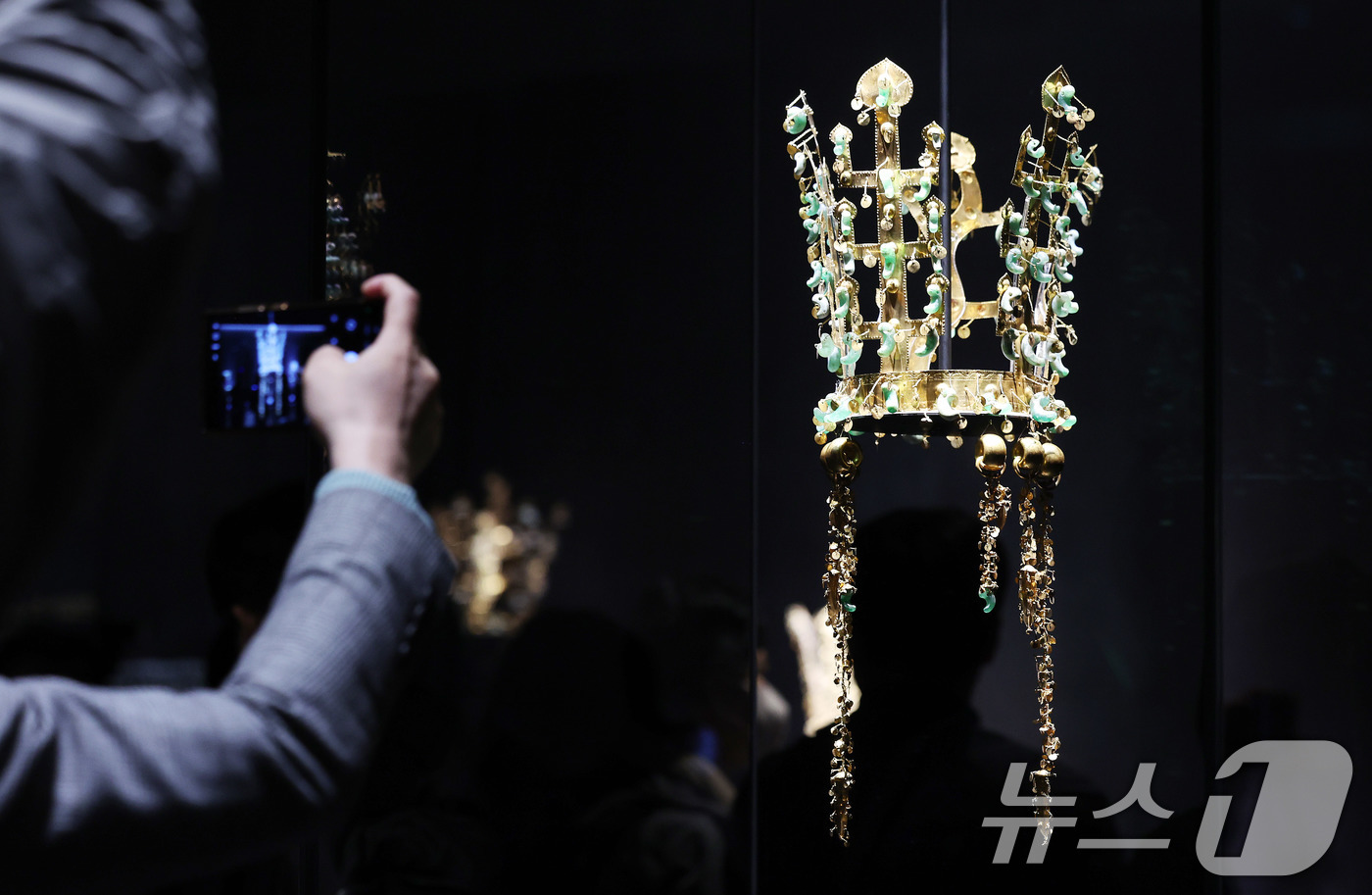 (경주=뉴스1) 박지혜 기자 = 27일 경주 국립경주박물관 신라역사관에서 열린 ‘신라 금관, 권력과 위신’ 특별전 미디어데이에서 참석자들이 전시된 신라시대 황남대총 금관을 둘러보고 …