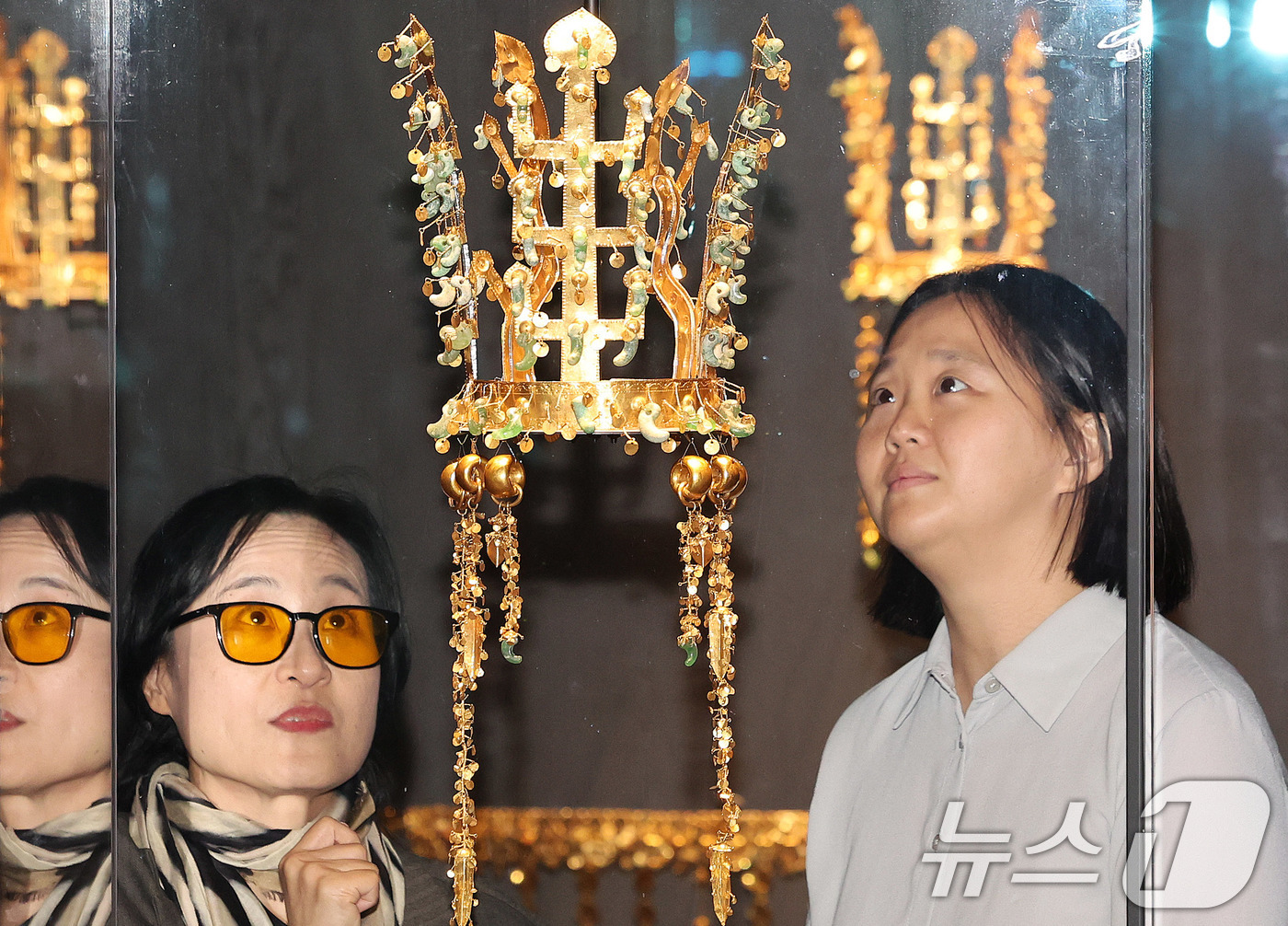 (경주=뉴스1) 박지혜 기자 = 27일 경주 국립경주박물관 신라역사관에서 열린 ‘신라 금관, 권력과 위신’ 특별전 미디어데이에서 참석자들이 전시된 신라시대 황남대총 금관을 둘러보고 …