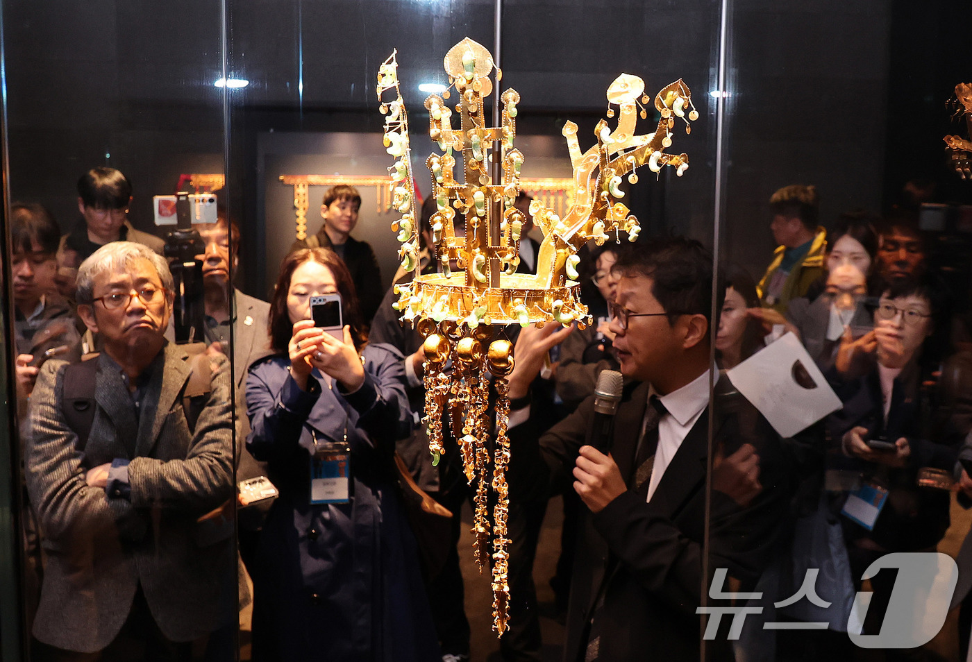 (경주=뉴스1) 박지혜 기자 = 27일 경주 국립경주박물관 신라역사관에서 열린 ‘신라 금관, 권력과 위신’ 특별전 미디어데이에서 참석자들이 전시된 신라시대 황남대총 금관을 둘러보고 …