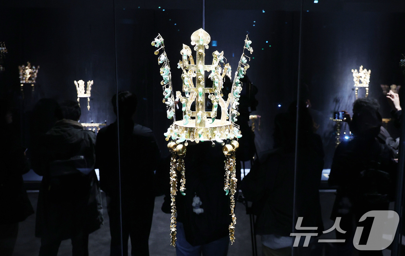 (경주=뉴스1) 박지혜 기자 = 27일 경주 국립경주박물관 신라역사관에서 열린 ‘신라 금관, 권력과 위신’ 특별전 미디어데이에서 참석자들이 전시된 신라시대 황남대총 금관을 둘러보고 …