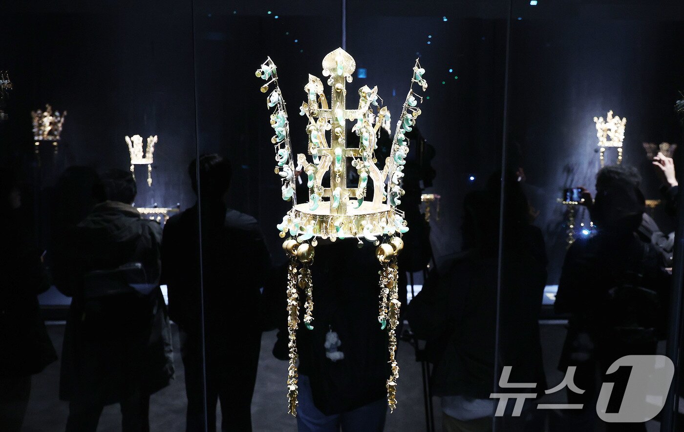 본문 이미지 - 27일 경주 국립경주박물관 신라역사관에서 열린 ‘신라 금관, 권력과 위신’ 특별전 미디어데이에서 참석자들이 전시된 신라시대 황남대총 금관을 둘러보고 있다. 이번 특별전은 신라 금관이 세상에 처음 알려진 지 104년 만에 6점의 금관이 한자리에 모여 전시되는 사상 최초의 자리다. 2025.10.27/뉴스1 ⓒ News1 박지혜 기자