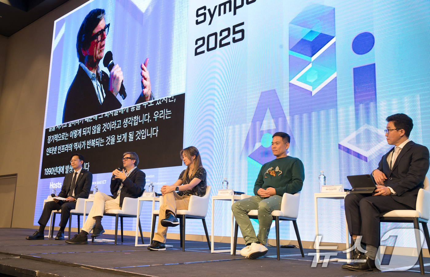 (서울=뉴스1) = 배경훈 부총리 겸 과학기술정보통신부 장관이 27일 오전 서울 용산구 드래곤시티호텔에서 열린 'AI 프론티어 국제 심포지엄 2025' 에서 AI석학 좌담회를 하고 …