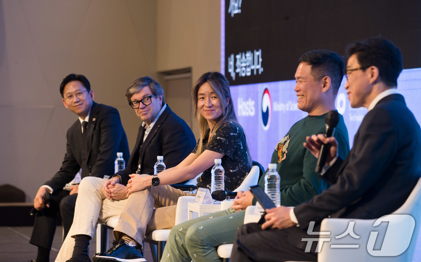 (서울=뉴스1) = 배경훈 부총리 겸 과학기술정보통신부 장관이 27일 오전 서울 용산구 드래곤시티호텔에서 열린 'AI 프론티어 국제 심포지엄 2025' 에서 AI석학 좌담회를 하고 …