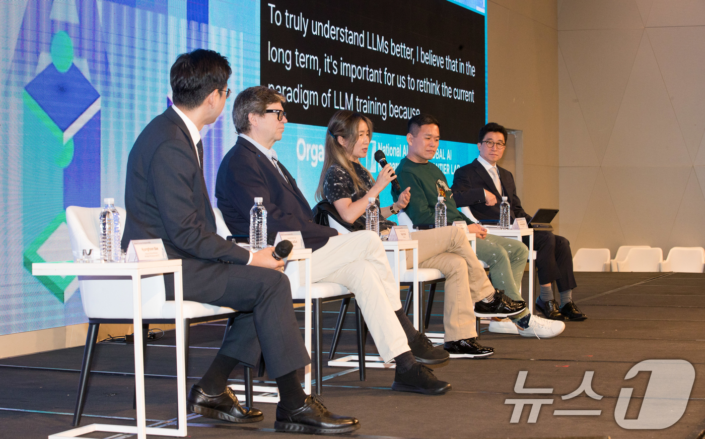 (서울=뉴스1) = 배경훈 부총리 겸 과학기술정보통신부 장관이 27일 오전 서울 용산구 드래곤시티호텔에서 열린 'AI 프론티어 국제 심포지엄 2025' 에서 AI석학 좌담회를 하고 …