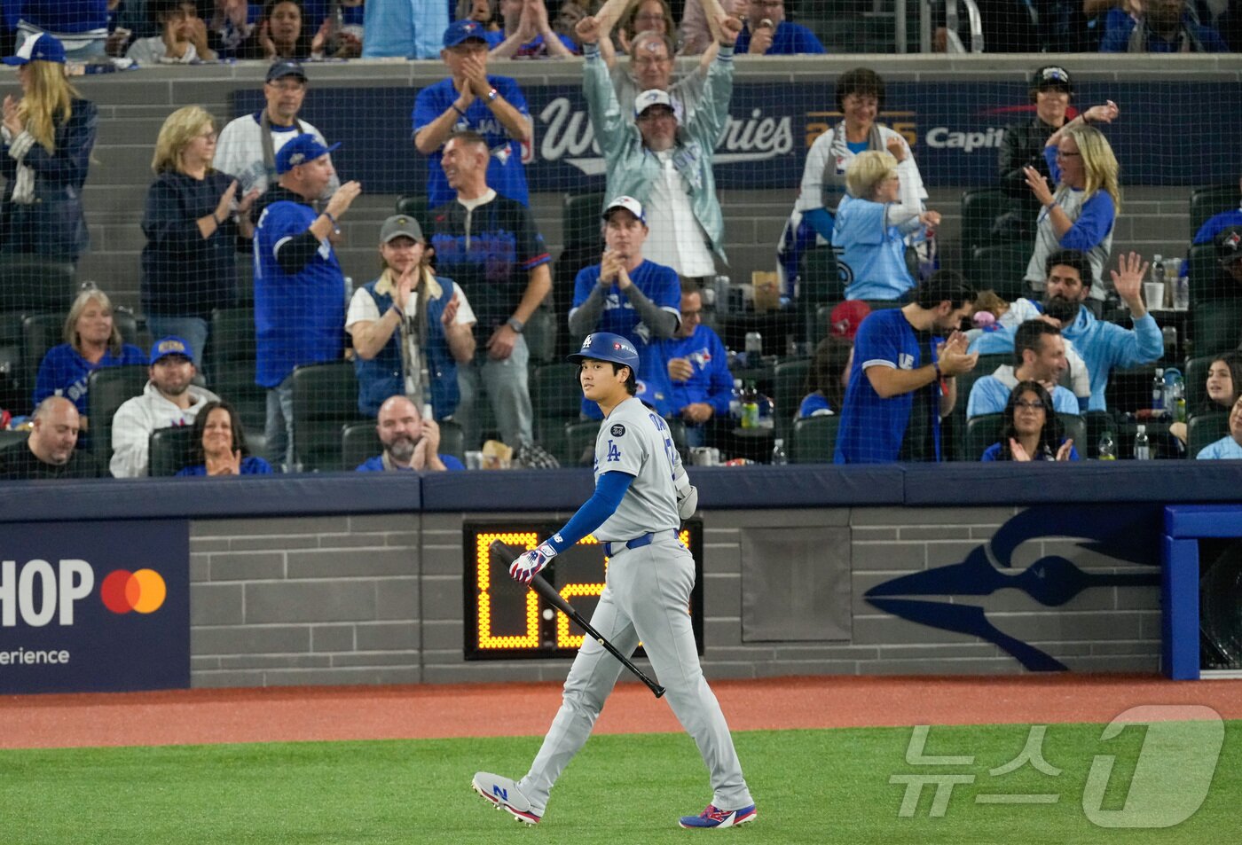 본문 이미지 - 아쉬워하는 오타니 쇼헤이와 기뻐하는 토론토 블루제이스 팬들. ⓒ 로이터=뉴스1