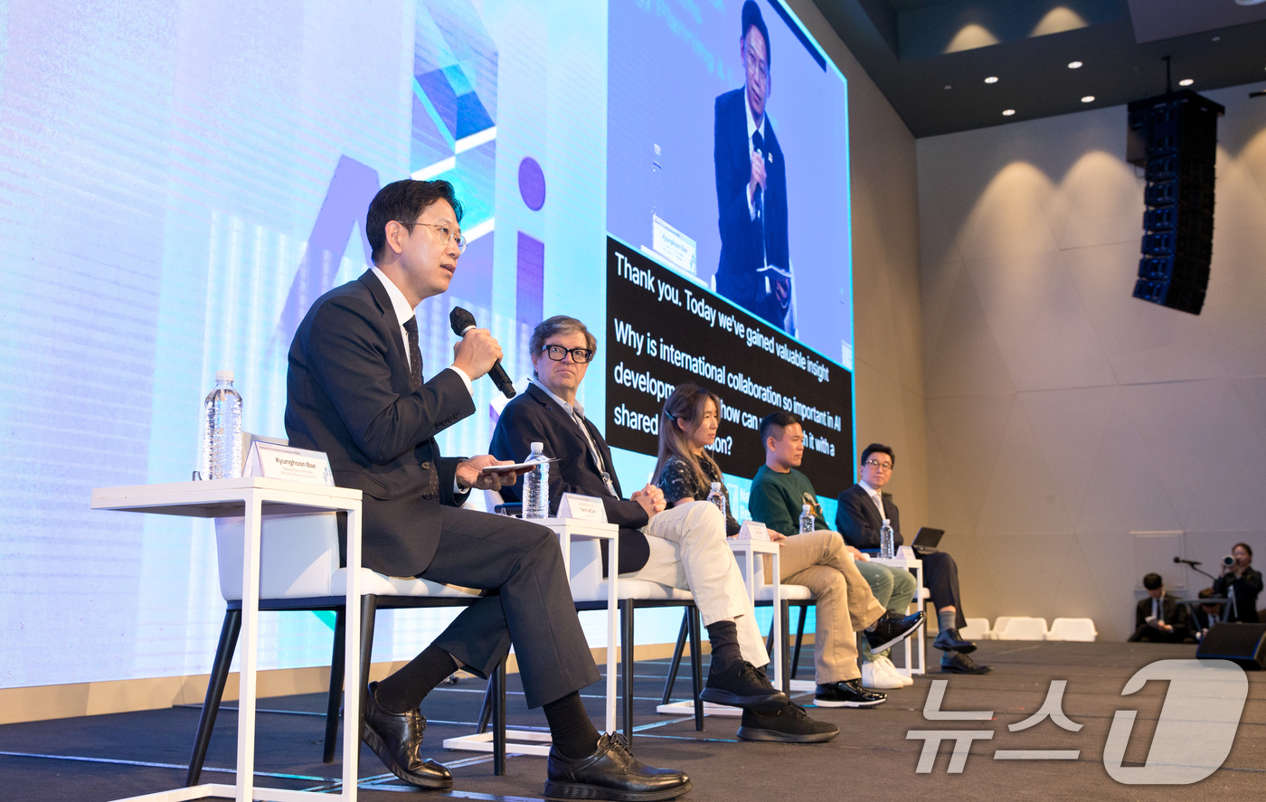 (서울=뉴스1) = 배경훈 부총리 겸 과학기술정보통신부 장관이 27일 오전 서울 용산구 드래곤시티호텔에서 열린 'AI 프론티어 국제 심포지엄 2025' 에서 AI석학 좌담회를 하고 …