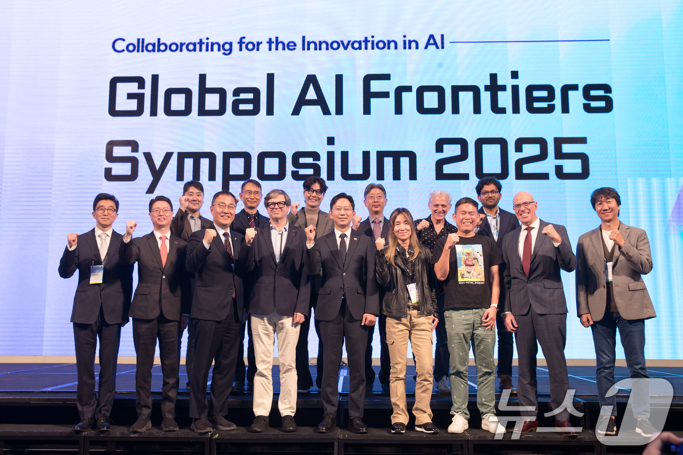 (서울=뉴스1) = 배경훈 부총리 겸 과학기술정보통신부 장관이 27일 오전 서울 용산구 드래곤시티호텔에서 열린 'AI 프론티어 국제 심포지엄 2025' 에서 주요참석자들과 기념촬영 …