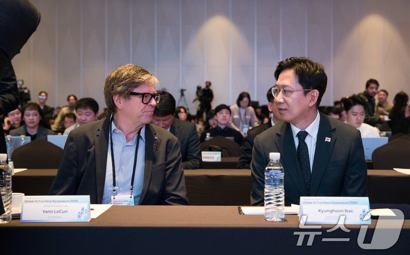 본문 이미지 - 배경훈 부총리 겸 과학기술정보통신부 장관이 27일 오전 서울 용산구 드래곤시티호텔에서 열린 &#39;AI 프론티어 국제 심포지엄 2025&#39; 에 참석해 얀 르쿤 뉴욕대 교수와 대화를 나누고 있다. &#40;과학기술정보통신부 제공. 재판매 및 DB 금지&#41; 2025.10.27/뉴스1