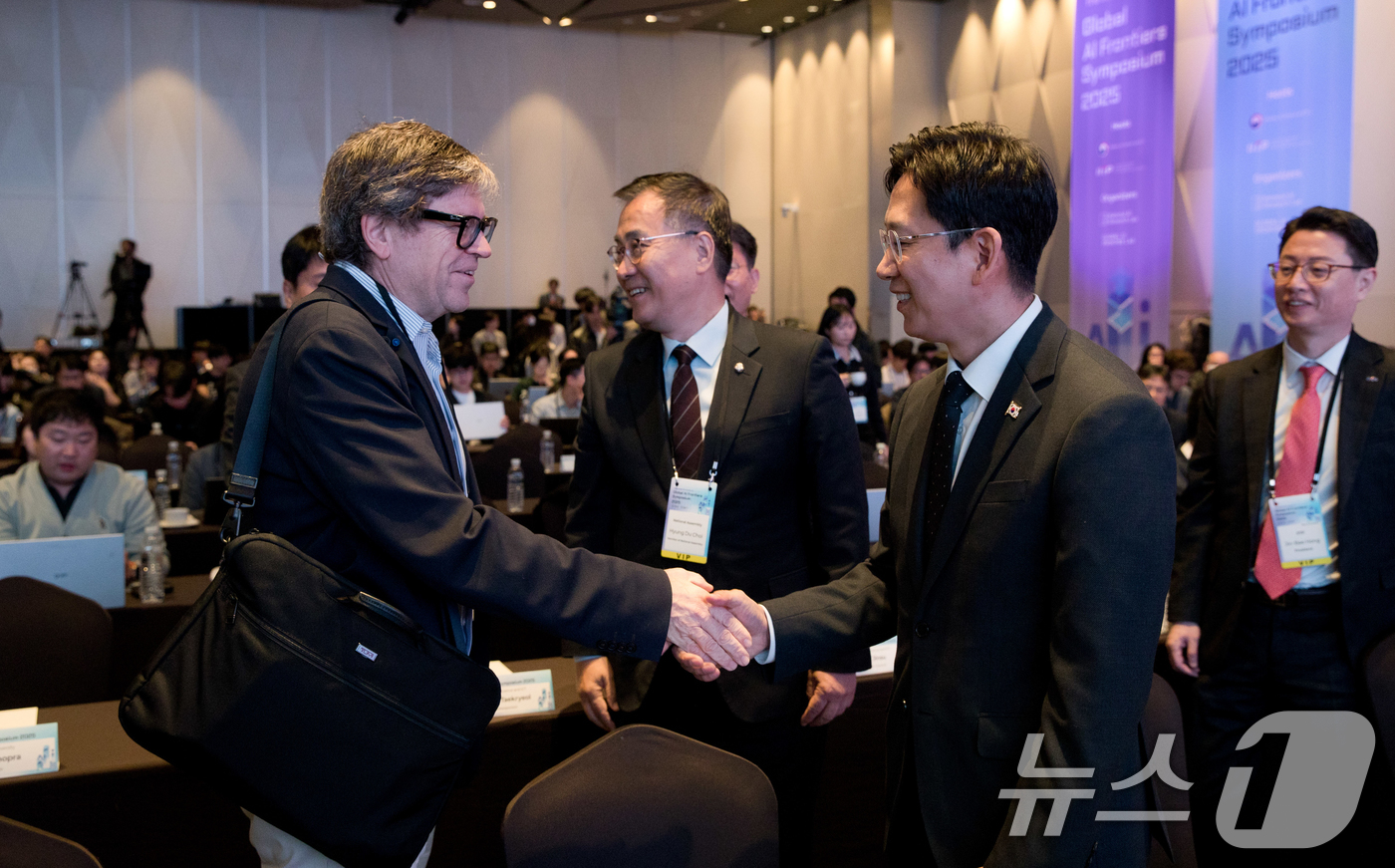 (서울=뉴스1) = 배경훈 부총리 겸 과학기술정보통신부 장관이 27일 오전 서울 용산구 드래곤시티호텔에서 열린 'AI 프론티어 국제 심포지엄 2025' 에 참석해 얀 르쿤 뉴욕대 …