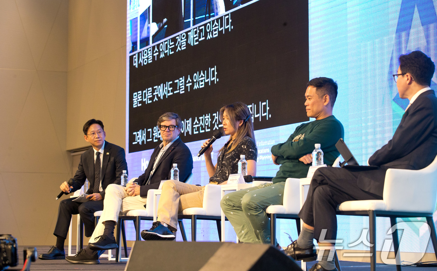 (서울=뉴스1) = 배경훈 부총리 겸 과학기술정보통신부 장관이 27일 오전 서울 용산구 드래곤시티호텔에서 열린 'AI 프론티어 국제 심포지엄 2025' 에서 AI석학 좌담회를 하고 …