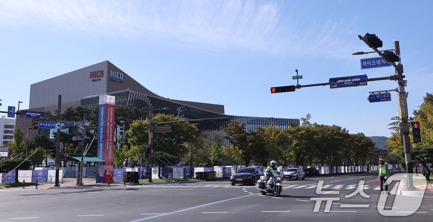본문 이미지 - 2025 경주 아시아태평양경제협력체&#40;APEC&#41; 정상회의 주간 시작 첫날인 27일 경북 경주화백컨벤션센터&#40;HICO&#41; 앞에서 의전차량들이 만찬잔 이동 예행연습을 하고 있다.  2025.10.27/뉴스1 ⓒ News1 박지혜 기자