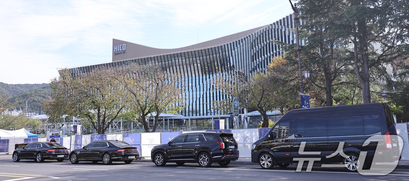 본문 이미지 - 2025 경주 아시아태평양경제협력체&#40;APEC&#41; 정상회의 주간 시작 첫날인 27일 경북 경주화백컨벤션센터&#40;HICO&#41; 앞에서 의전차량들이 정상회의장 이동 예행연습을 하고 있다. 경찰은 하루 최대 1만 8천여 명을 투입해 행사가 열리는 보문관광단지 일대를 이른바 &#39;진공상태&#39;로 만든다는 방침이다. 2025.10.27/뉴스1 ⓒ News1 박지혜 기자