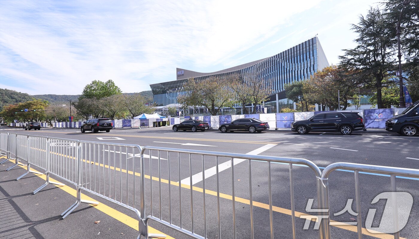 본문 이미지 - 2025 경주 아시아태평양경제협력체&#40;APEC&#41; 정상회의 주간 시작 첫날인 27일 경북 경주화백컨벤션센터&#40;HICO&#41; 앞에서 의전차량들이 정상회의장 이동 예행연습을 하고 있다.  2025.10.27/뉴스1 ⓒ News1 박지혜 기자
