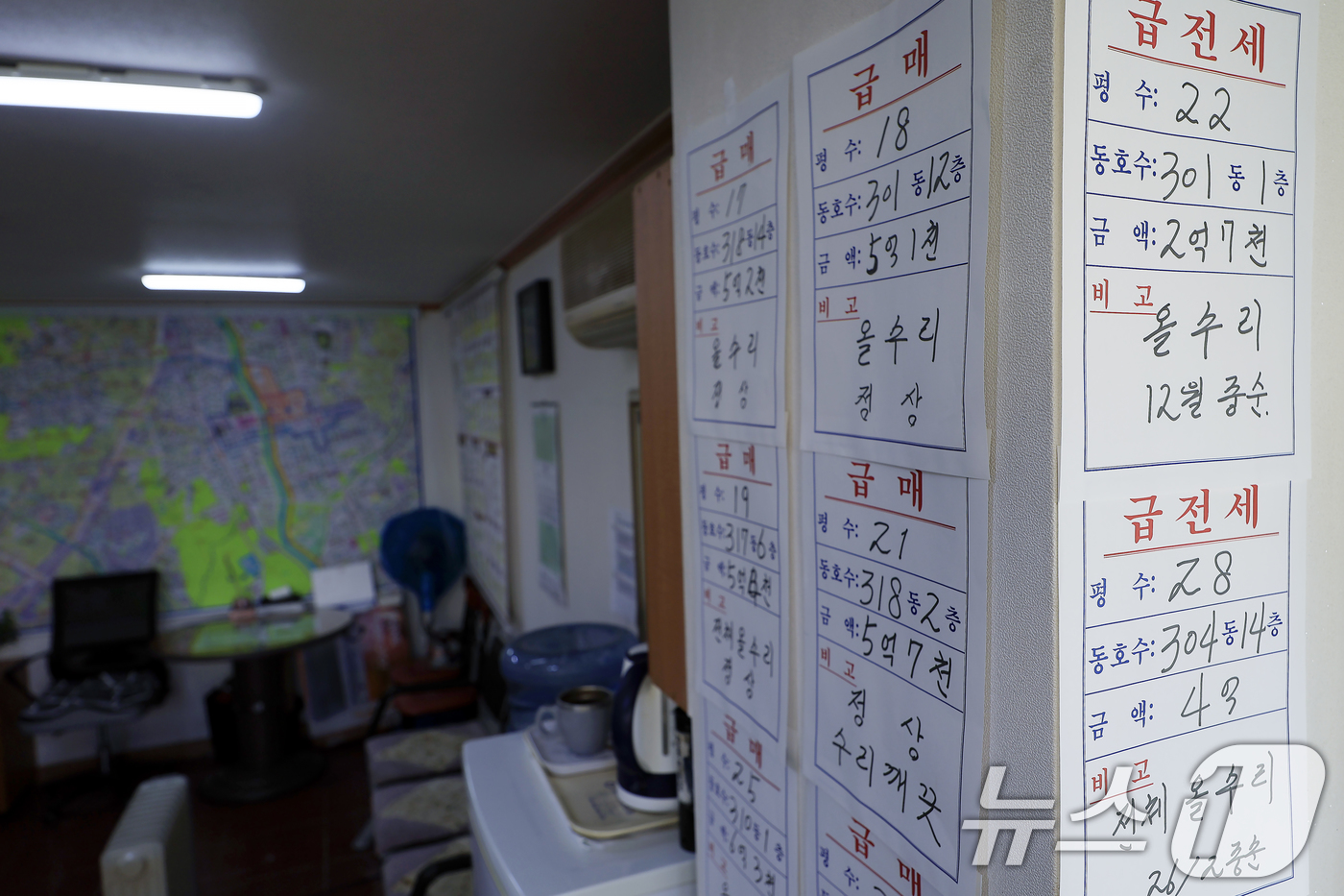 (서울=뉴스1) 박정호 기자 = 대출규제를 비롯해 서울 전역이 토지거래허가구역으로 확대돼 '실거주 의무' 요건이 적용된 10·15 부동산 정책에 갭투자가 원천 차단되며 전세 매물이 …