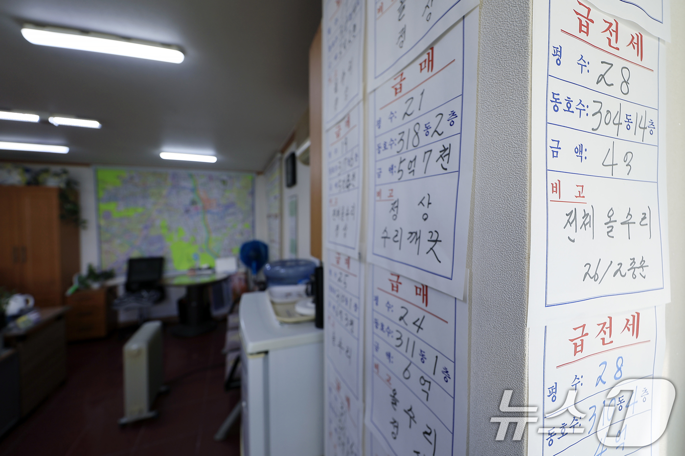 (서울=뉴스1) 박정호 기자 = 대출규제를 비롯해 서울 전역이 토지거래허가구역으로 확대돼 '실거주 의무' 요건이 적용된 10·15 부동산 정책에 갭투자가 원천 차단되며 전세 매물이 …