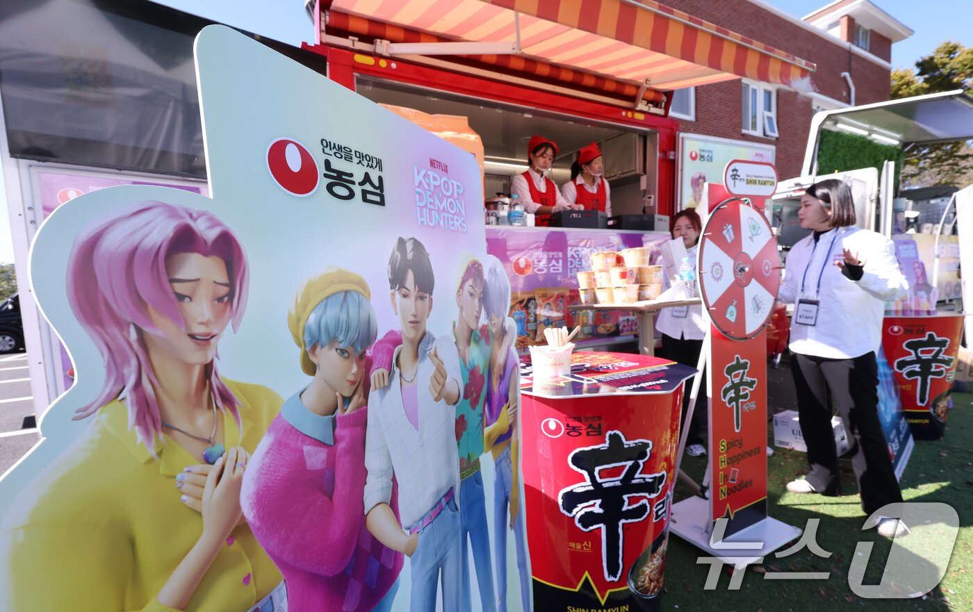 본문 이미지 - 2025 경주 아시아태평양경제협력체&#40;APEC&#41; 정상회의 주간 시작 첫날인 27일 경북 경주 APEC 국제미디어센터 인근 K-푸드 홍보관에 마련된 농심 부스가 외국인 방문객을 맞이하기 위한 막바지 준비로 분주한 모습을 보이고 있다. 농심은 APEC 기간동안 ‘케이팝 데몬 헌터스’ 콘셉트로 꾸민 ‘라면 트럭’에서 신라면 시식을 준비했다. 2025.10.27/뉴스1 ⓒ News1 박지혜 기자