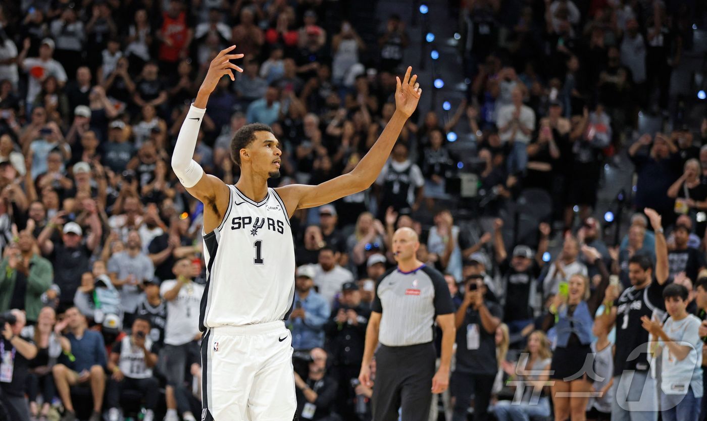 본문 이미지 - 샌안토니오 스퍼스의 개막 3연승을 이끈 빅토르 웸반야마. ⓒ AFP=뉴스1