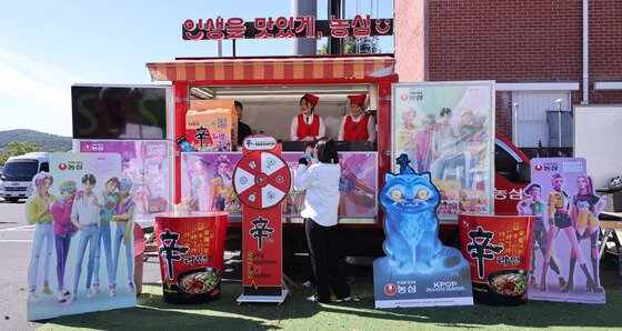 본문 이미지 - 2025 경주 아시아태평양경제협력체&#40;APEC&#41; 정상회의 주간 시작 첫날인 10월 27일 경북 경주 APEC 국제미디어센터 인근 K-푸드 홍보관에 마련된 농심 부스가 외국인 방문객을 맞이하기 위한 막바지 준비로 분주한 모습을 보이고 있다. 농심은 APEC 기간동안 ‘케이팝 데몬 헌터스’ 콘셉트로 꾸민 ‘라면 트럭’에서 신라면 시식을 준비했다. 2025.10.27/뉴스1 ⓒ News1 박지혜 기자
