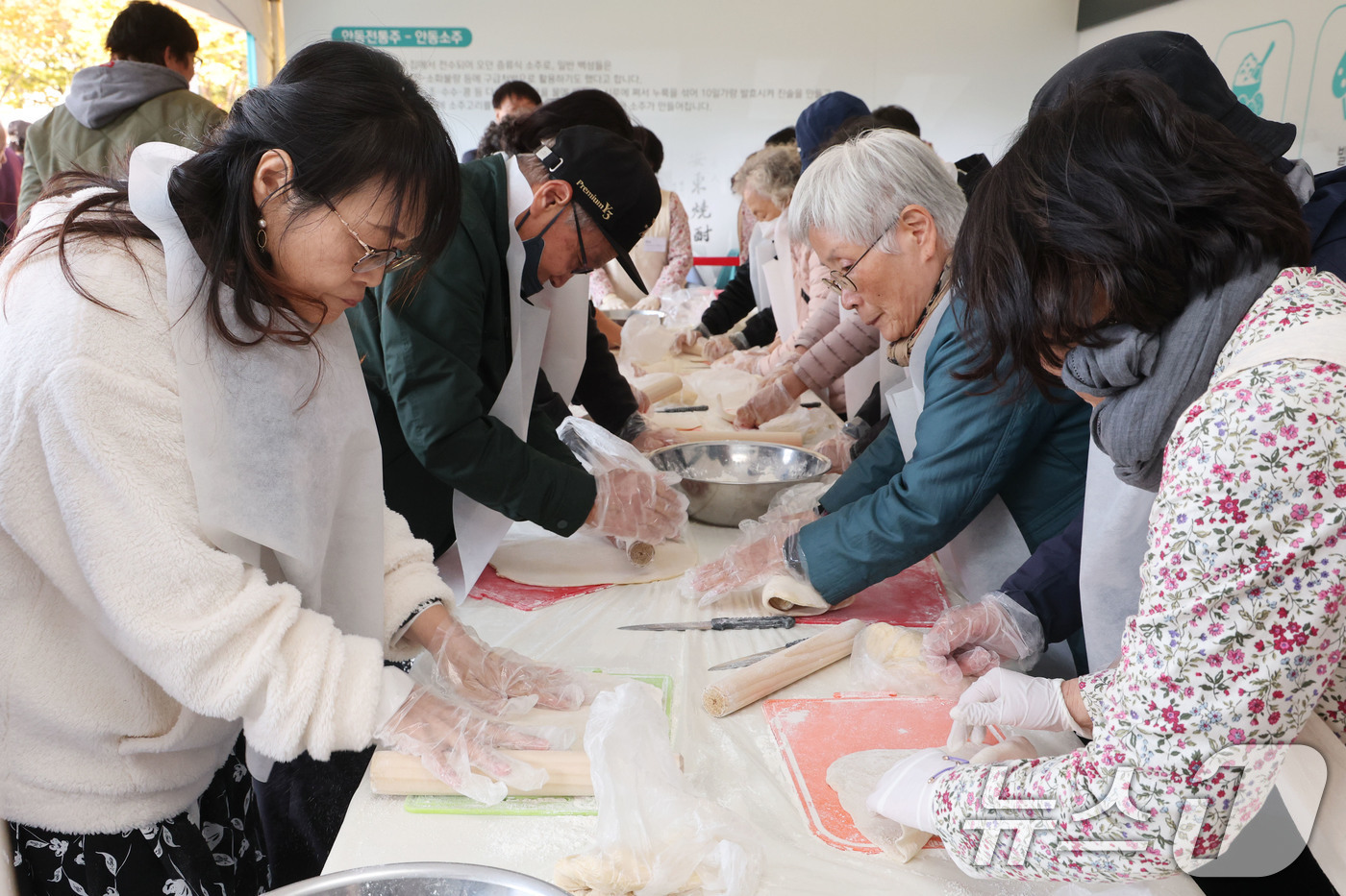 (서울=뉴스1) 이광호 기자 = 7일 서울 중구 서울광장에서 열린 2025안동 농·축·특산물 직거래 장터 '2025 왔니껴안동장터'를 찾은 시민들이 건진국수 만들기 체험을 하고 있 …