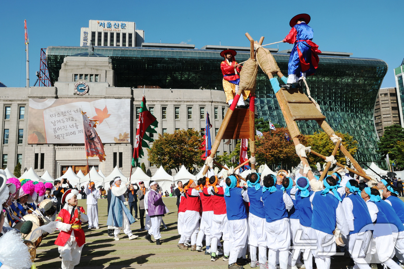 (서울=뉴스1) 이광호 기자 = 7일 서울 중구 서울광장에서 열린 2025안동 농·축·특산물 직거래 장터 '2025 왔니껴안동장터' 개막식에서 차전놀이가 펼쳐지고 있다.  2025 …