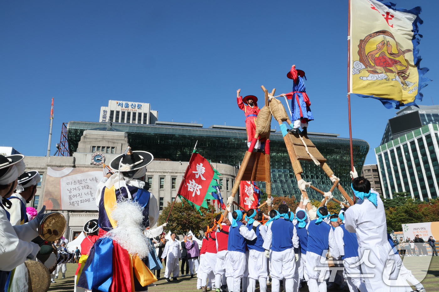 (서울=뉴스1) 이광호 기자 = 7일 서울 중구 서울광장에서 열린 2025안동 농·축·특산물 직거래 장터 '2025 왔니껴안동장터' 개막식에서 차전놀이가 펼쳐지고 있다.  2025 …