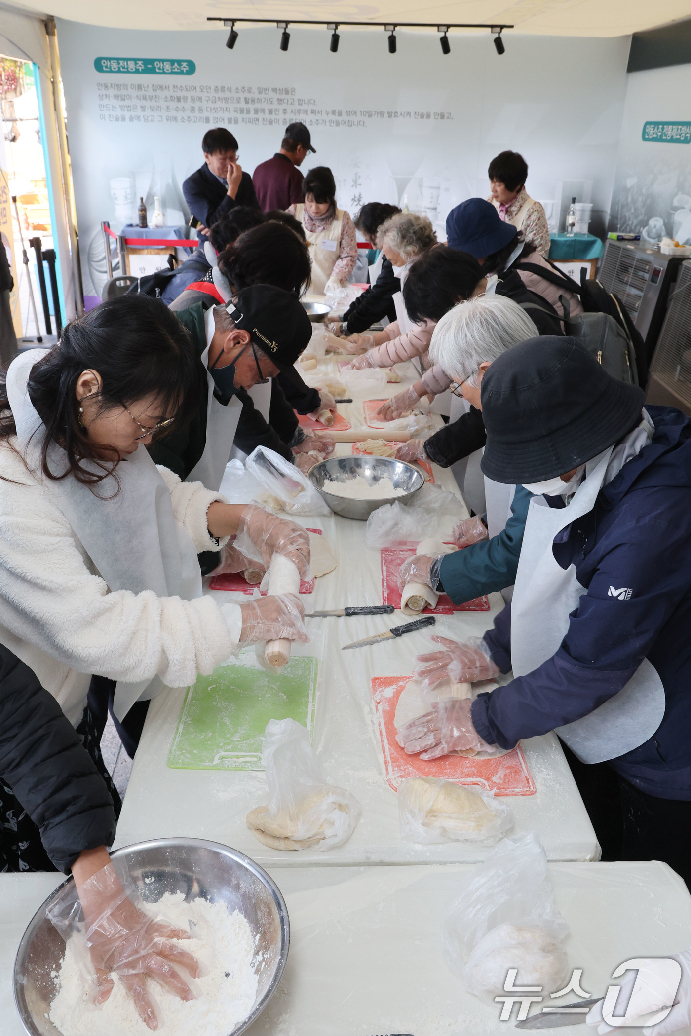 (서울=뉴스1) 이광호 기자 = 7일 서울 중구 서울광장에서 열린 2025안동 농·축·특산물 직거래 장터 '2025 왔니껴안동장터'를 찾은 시민들이 건진국수 만들기 체험을 하고 있 …