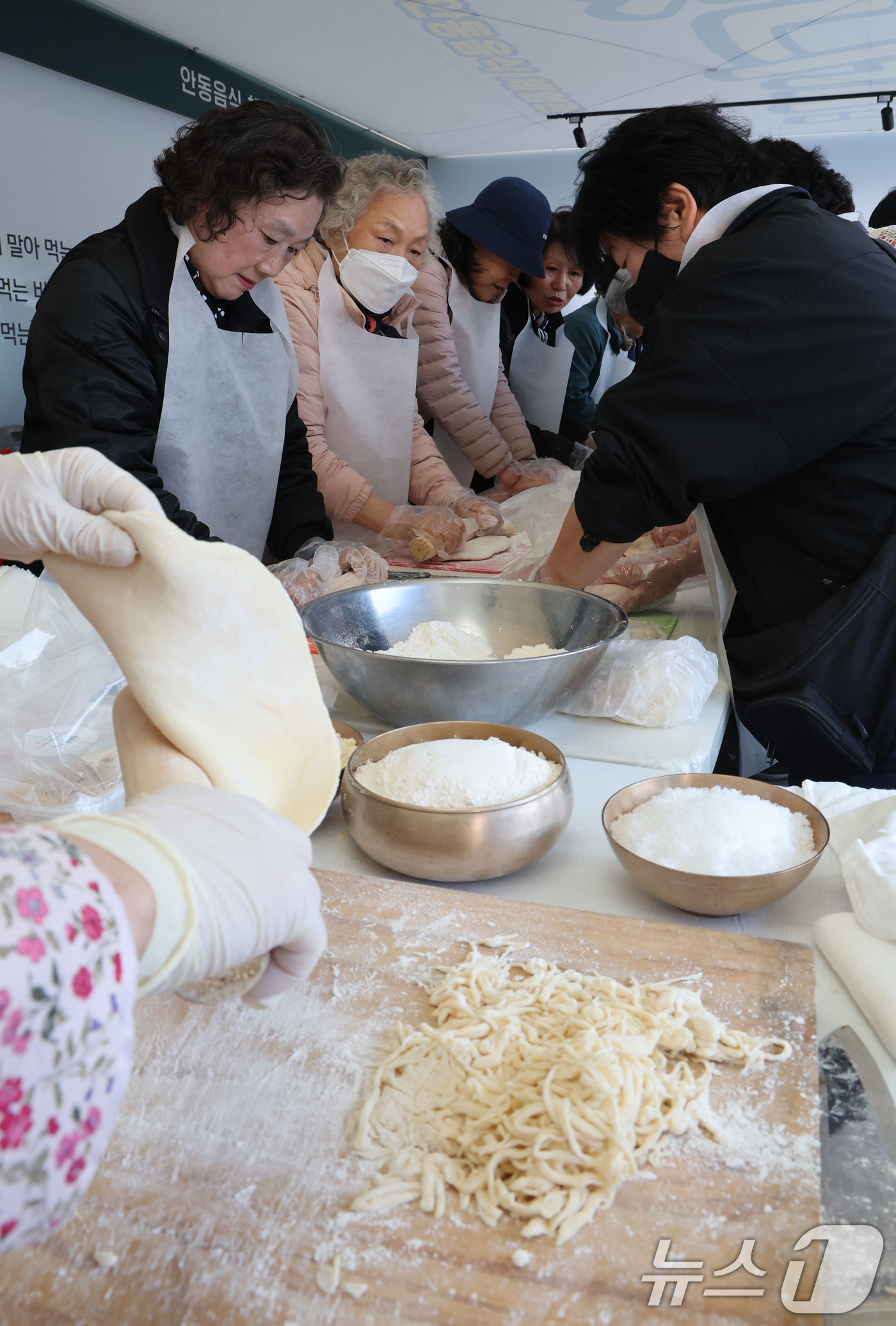 (서울=뉴스1) 이광호 기자 = 7일 서울 중구 서울광장에서 열린 2025안동 농·축·특산물 직거래 장터 '2025 왔니껴안동장터'를 찾은 시민들이 건진국수 만들기 체험을 하고 있 …