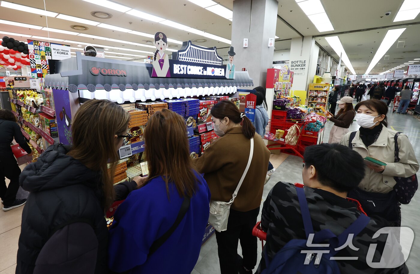 본문 이미지 - 아시아태평양경제협력체&#40;APEC&#41; 정상회의 주간인 27일 오후 서울 중구 롯데마트 제타플렉스 서울역점에서 외국인을 대상으로 한 프로모션이 진행되고 있다. 2025.10.27/뉴스1 ⓒ News1 김민지 기자