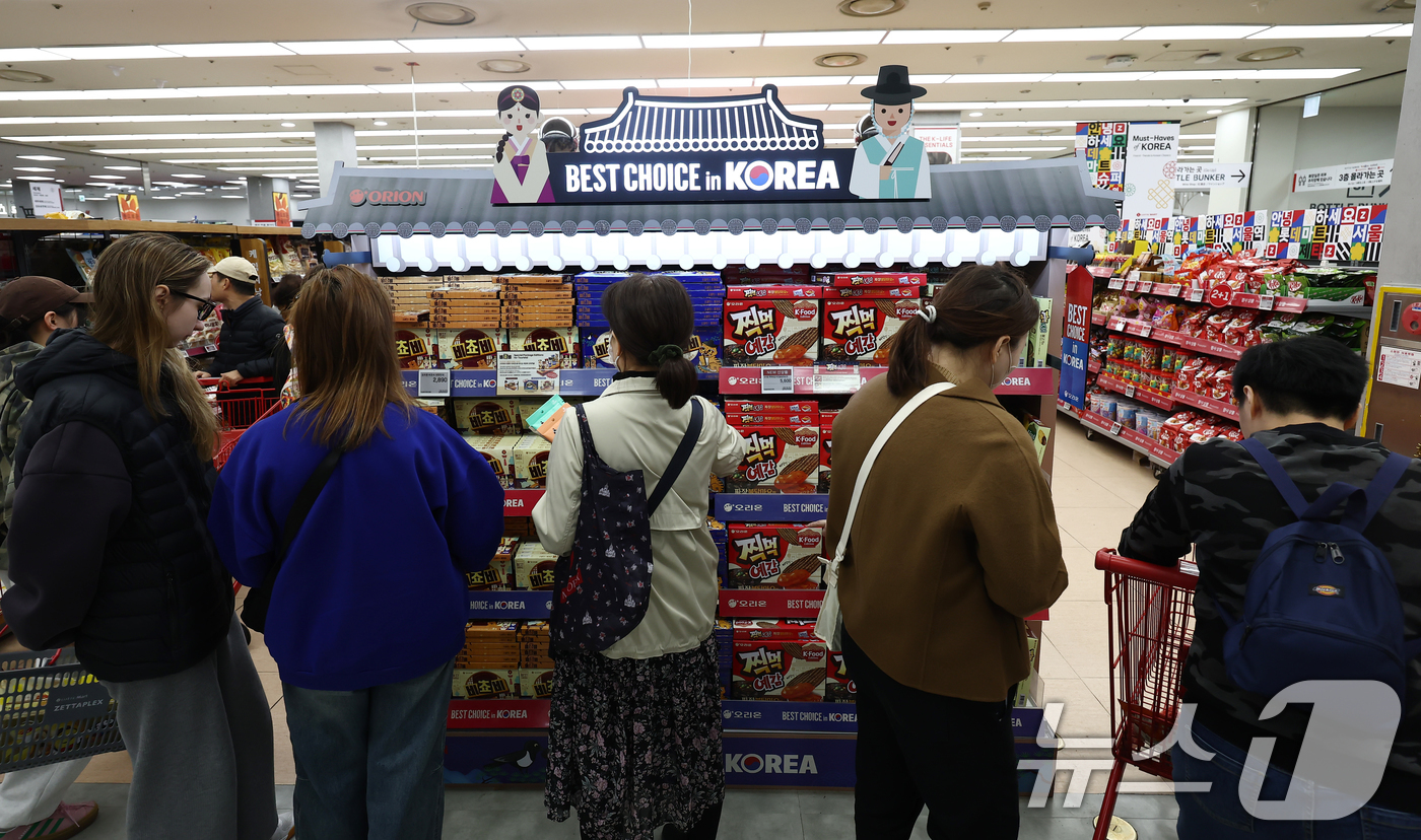 (서울=뉴스1) 김민지 기자 = 아시아태평양경제협력체(APEC) 정상회의 주간인 27일 오후 서울 중구 롯데마트 제타플렉스 서울역점에서 외국인을 대상으로 한 프로모션이 진행되고 있 …