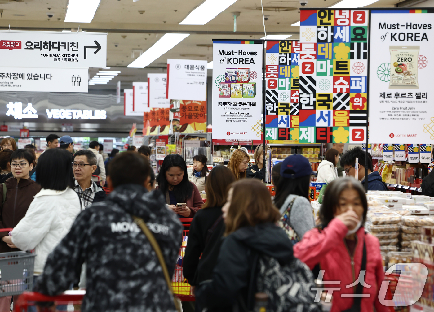 (서울=뉴스1) 김민지 기자 = 아시아태평양경제협력체(APEC) 정상회의 주간인 27일 오후 서울 중구 롯데마트 제타플렉스 서울역점에서 외국인을 대상으로 한 프로모션이 진행되고 있 …