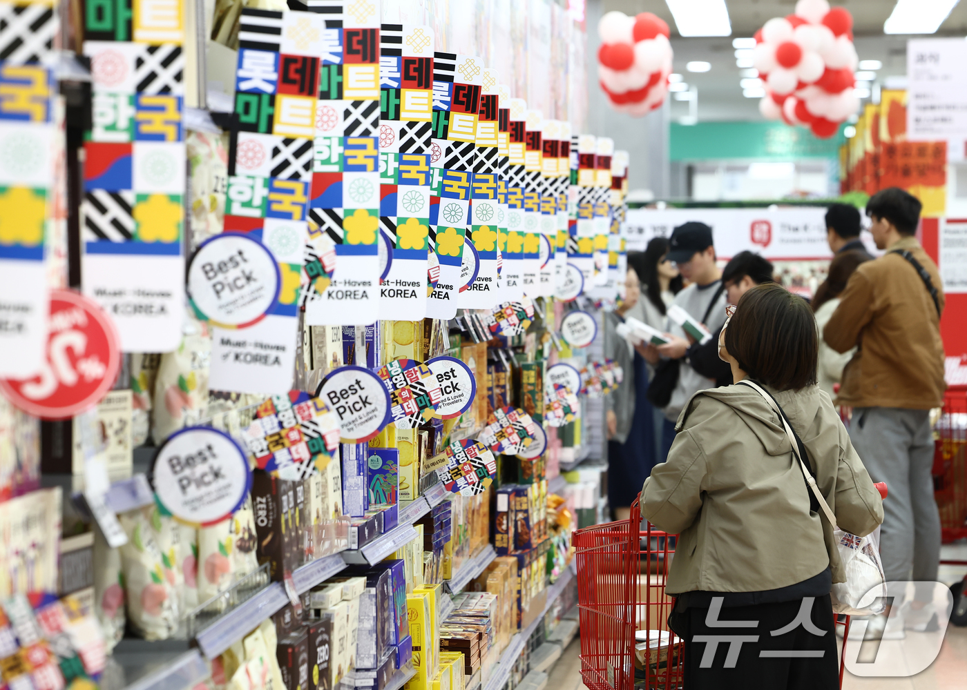 (서울=뉴스1) 김민지 기자 = 아시아태평양경제협력체(APEC) 정상회의 주간인 27일 오후 서울 중구 롯데마트 제타플렉스 서울역점에서 외국인을 대상으로 한 프로모션이 진행되고 있 …