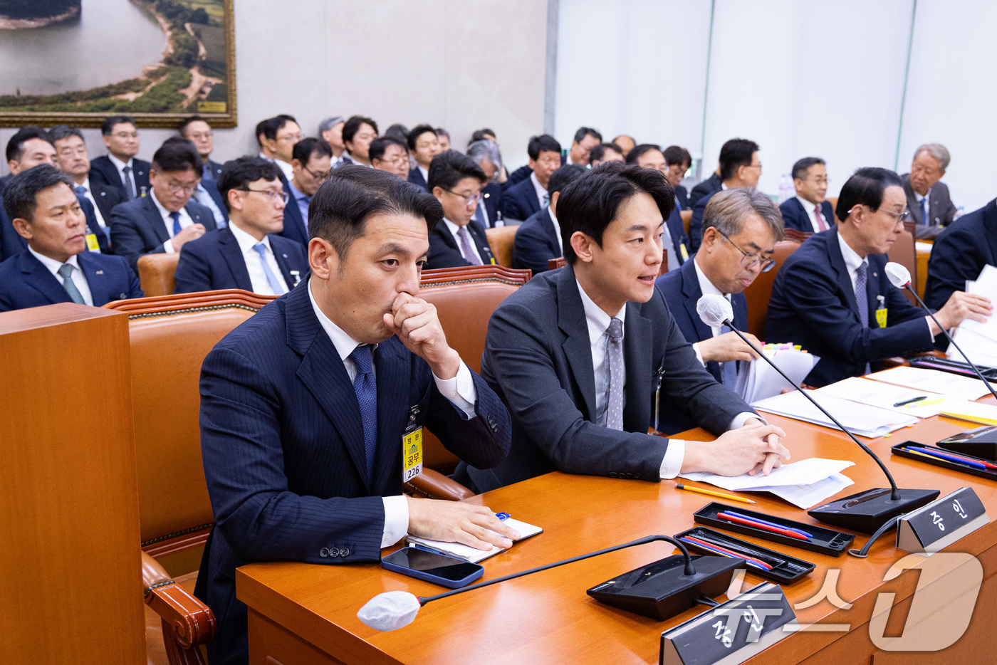 (서울=뉴스1) 유승관 기자 = 권혁민 도이치모터스 대표(앞줄 왼쪽)와 정동원 도이치오토월드 대표가 27일 서울 여의도 국회에서 열린 농림축산식품해양수산위원회의 수산업협동조합중앙회 …