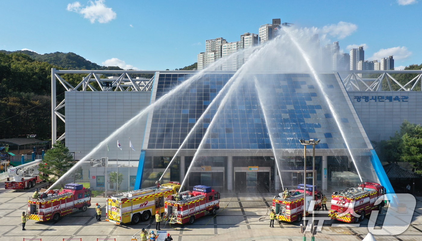 (광명=뉴스1) 김영운 기자 = 27일 오후 경기 광명시 하안동 광명시민체육관에서 열린 '2025년 재난대응 안전한국훈련'에서 훈련 참가자들이 다중밀집시설 대형화재를 가정한 훈련을 …