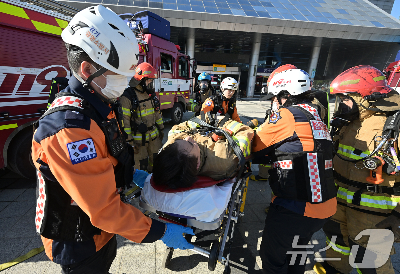 (광명=뉴스1) 김영운 기자 = 27일 오후 경기 광명시 하안동 광명시민체육관에서 열린 '2025년 재난대응 안전한국훈련'에서 훈련 참가자들이 다중밀집시설 대형화재를 가정한 훈련을 …