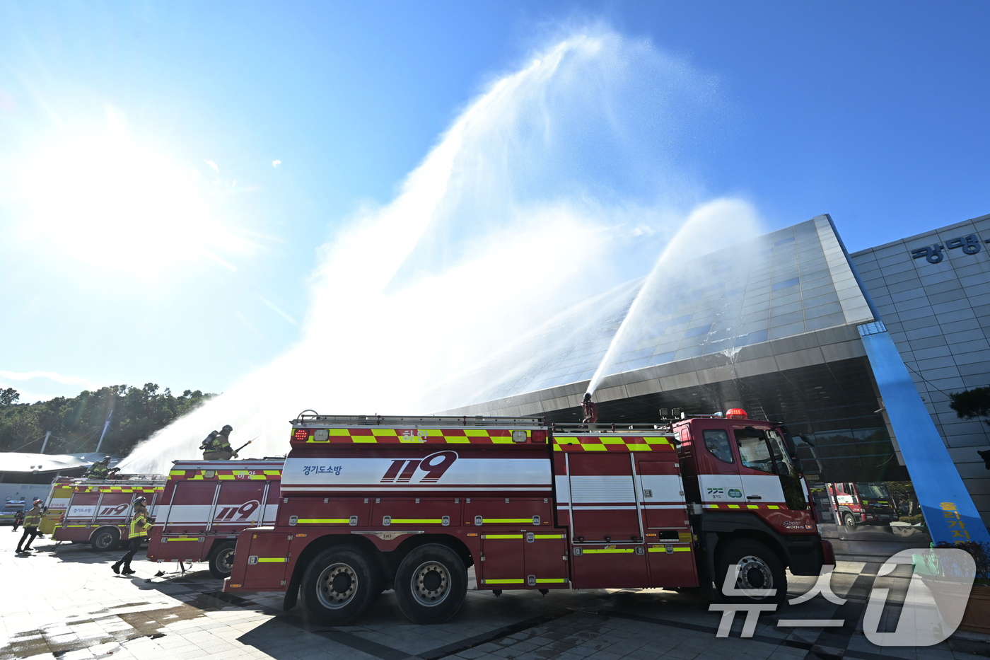 (광명=뉴스1) 김영운 기자 = 27일 오후 경기 광명시 하안동 광명시민체육관에서 열린 '2025년 재난대응 안전한국훈련'에서 훈련 참가자들이 다중밀집시설 대형화재를 가정한 훈련을 …