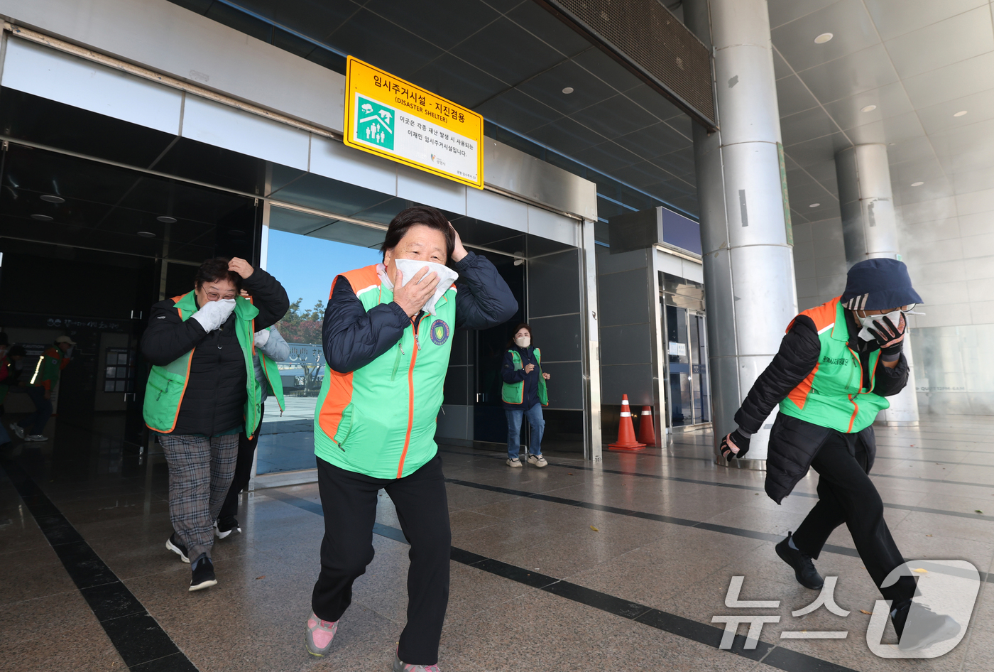 (광명=뉴스1) 김영운 기자 = 27일 오후 경기 광명시 하안동 광명시민체육관에서 열린 '2025년 재난대응 안전한국훈련'에서 훈련 참가자들이 다중밀집시설 대형화재를 가정한 훈련을 …