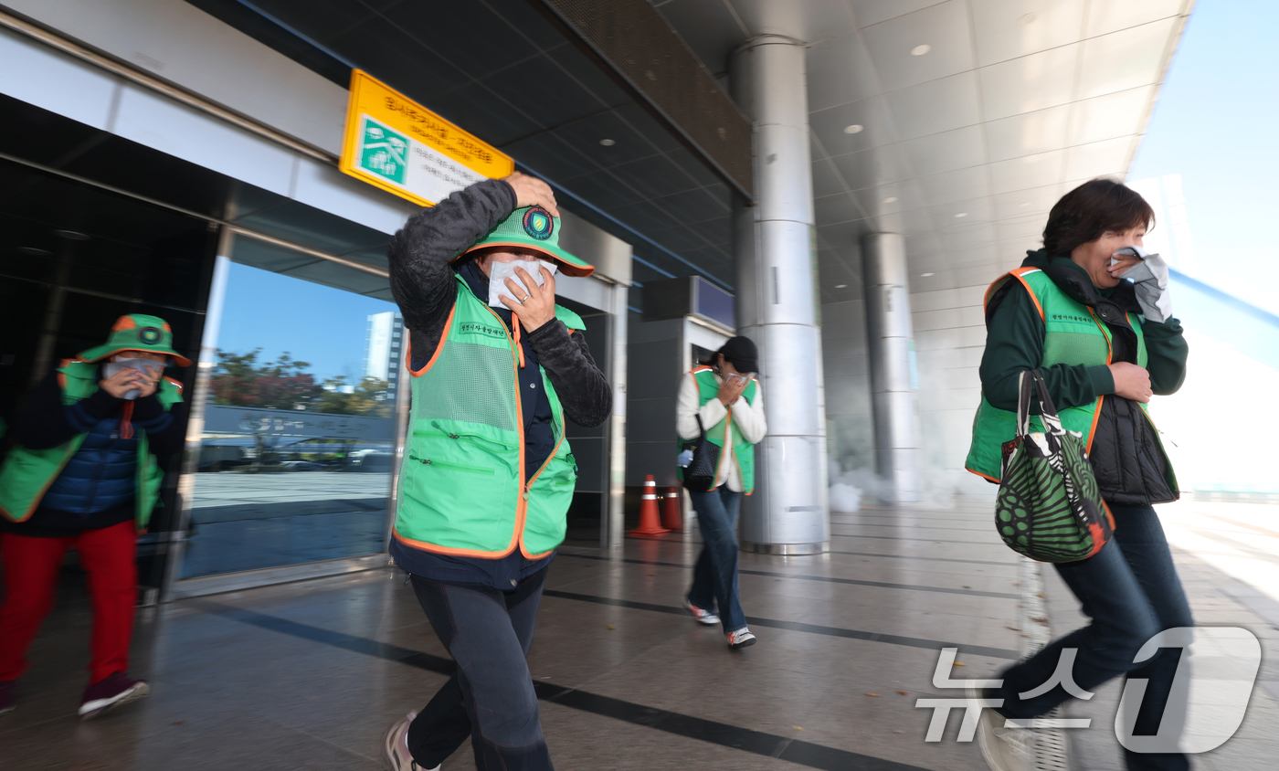 (광명=뉴스1) 김영운 기자 = 27일 오후 경기 광명시 하안동 광명시민체육관에서 열린 '2025년 재난대응 안전한국훈련'에서 훈련 참가자들이 다중밀집시설 대형화재를 가정한 훈련을 …