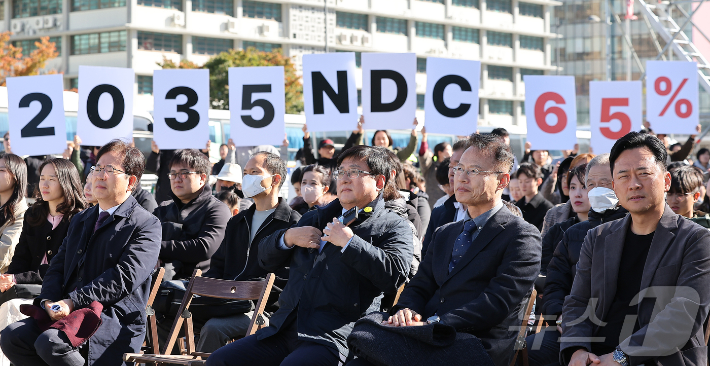 (서울=뉴스1) 김진환 기자 = 기후환경연합 회원들이 27일 오후 서울 종로구 정부서울청사 앞에서 열린 제3회 지구하다 페스티벌 개막식 현장에서 2035년 국가 온실가스 감축목표( …