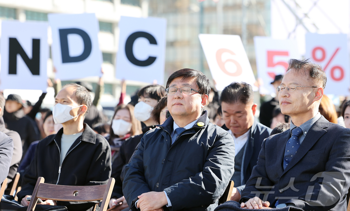 (서울=뉴스1) 김진환 기자 = 김성환 기후에너지환경부 장관이 27일 오후 서울 종로구 광화문광장에서 열린 제3회 지구하다 페스티벌 개막식에 참석해 생각에 잠겨 있다. 2025.1 …