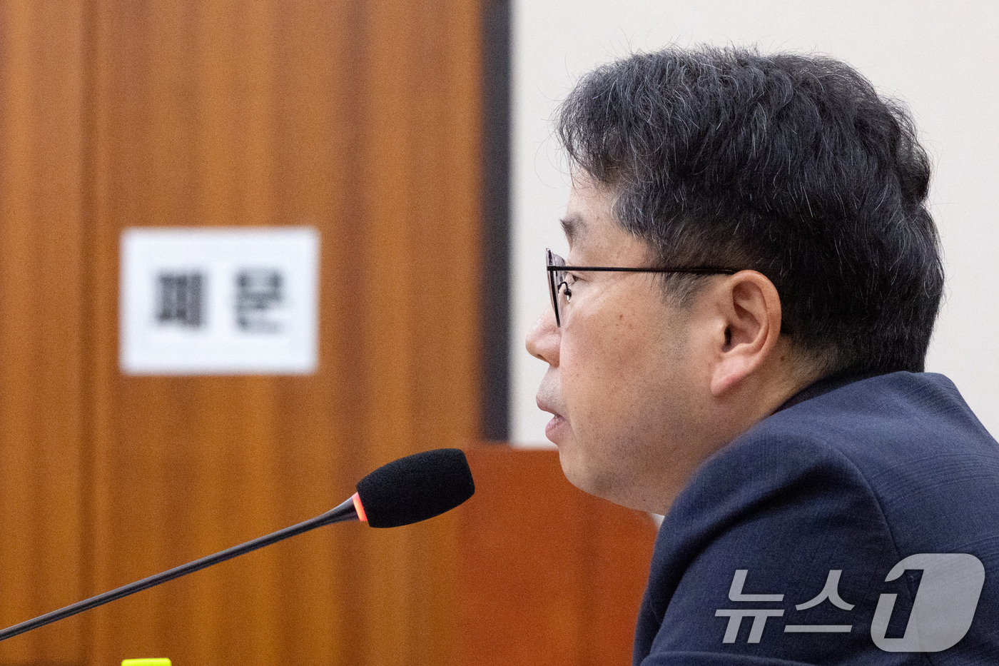 (서울=뉴스1) 이승배 기자 = 노만석 검찰총장 직무대행이 27일 서울 여의도 국회에서 열린 법제사법위원회 대검찰청 등에 대한 국정감사에 출석해 의원 질의에 답변하고 있다. 202 …