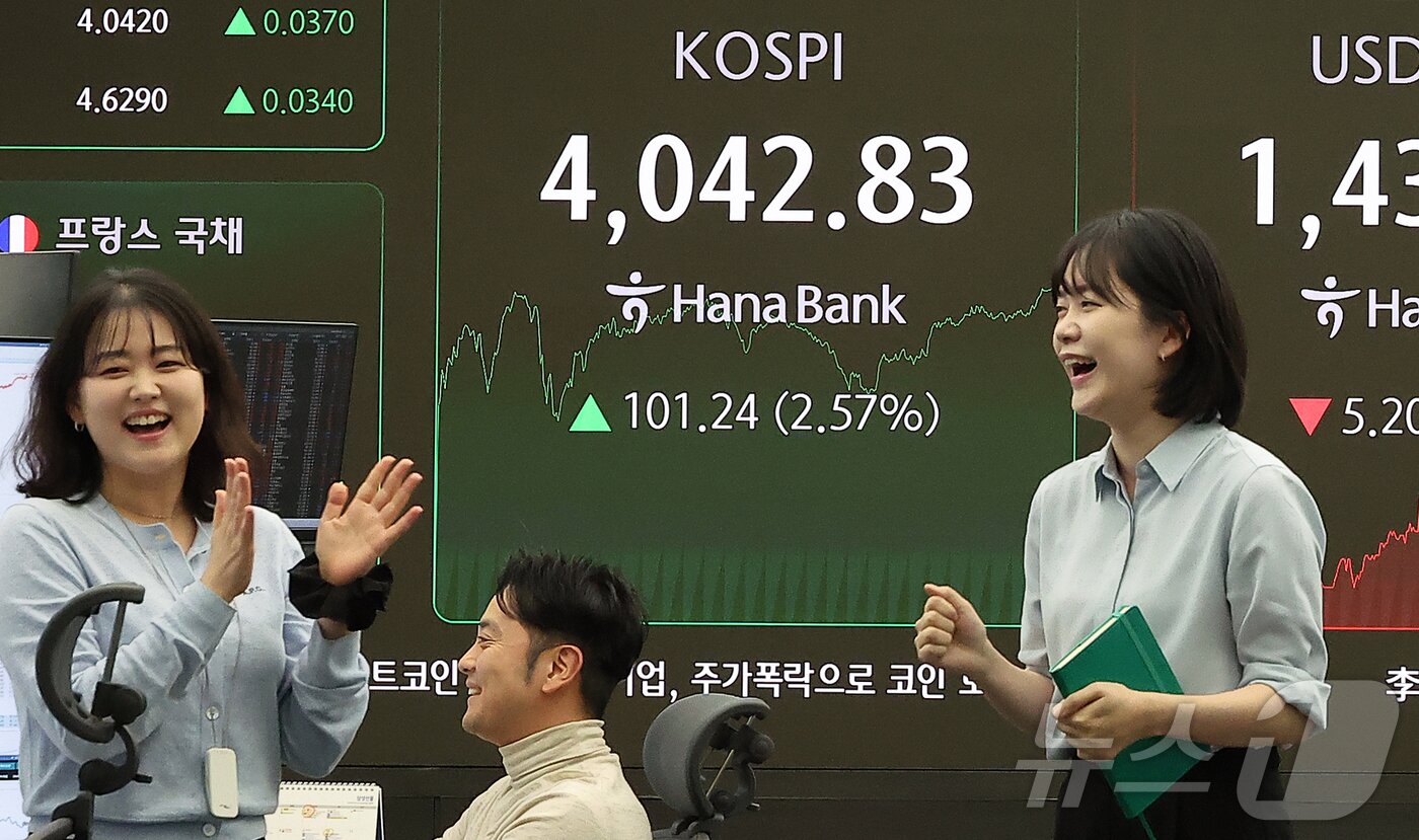 본문 이미지 - 코스피 지수가 사상 첫 4000을 넘으며 종가 기준 최고치를 경신한 24일 오후 오후 서울 중구 하나은행 본점 딜링룸 전광판에 종가가 표시되고 있다.  2025.10.27/뉴스1 ⓒ News1 김진환 기자