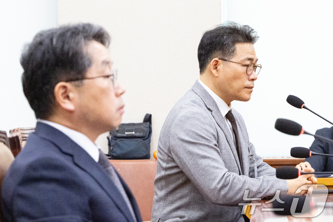 (서울=뉴스1) 이승배 기자 = 백해룡 경정이 27일 서울 여의도 국회에서 열린 법제사법위원회 대검찰청 등에 대한 국정감사에 출석해 의원 질의를 듣고 있다. 2025.10.27/뉴 …