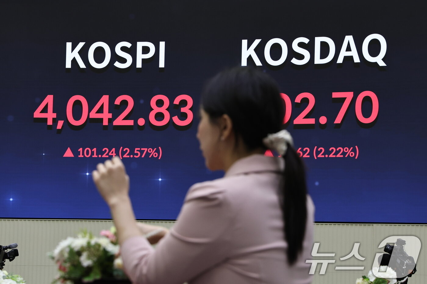 본문 이미지 - 코스피가 사상 최초로 4000선을 돌파한 27일 오후 서울 여의도 한국거래소에 코스피 지수 종가가 표시되고 있다.  2025.10.27/뉴스1 ⓒ News1 구윤성 기자