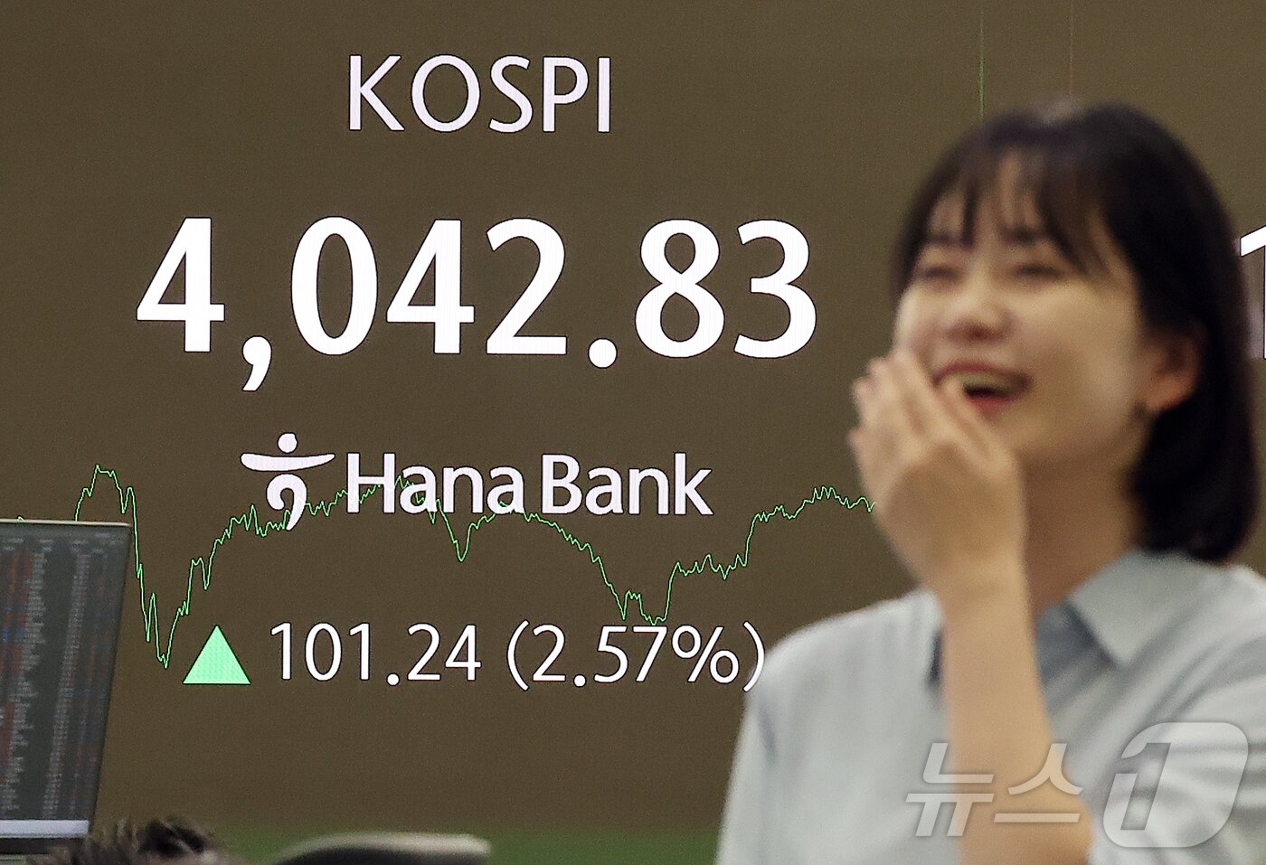 본문 이미지 - 코스피 지수가 사상 첫 4000을 넘으며 종가 기준 최고치를 경신한 24일 오후 오후 서울 중구 하나은행 본점 딜링룸 전광판에 종가가 표시되고 있다.  2025.10.27/뉴스1 ⓒ News1 김진환 기자