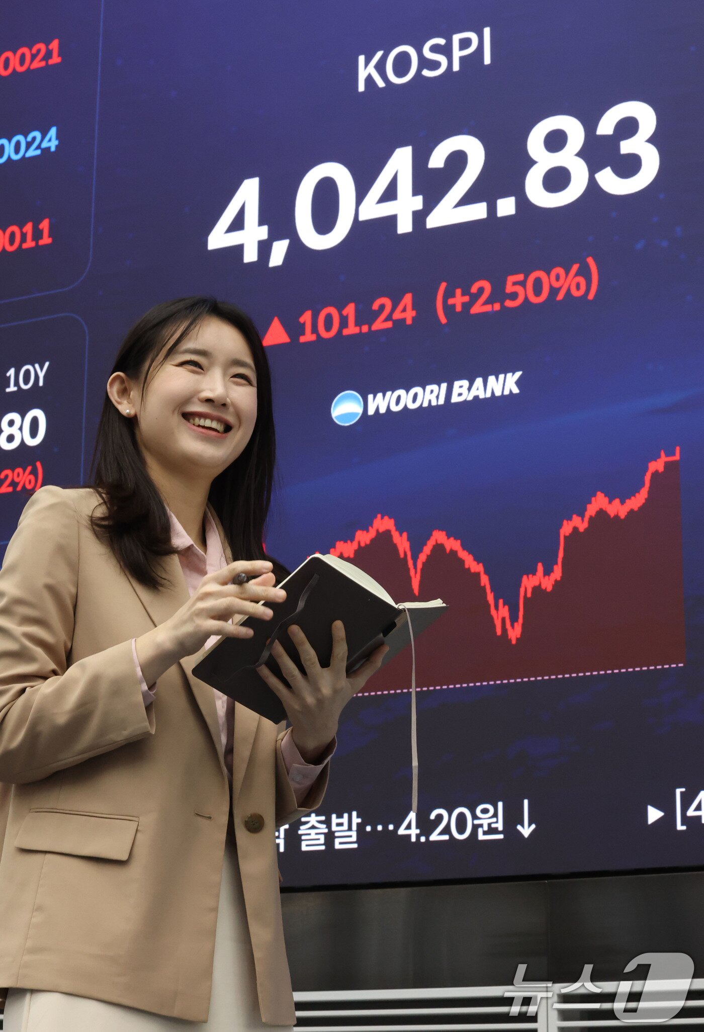 본문 이미지 - 코스피 지수가 사상 첫 4000을 넘으며 종가 기준 최고치를 경신한 27일 오후 서울 중구 우리은행 본점 딜링룸 전광판에 종가가 표시되고 있다.  2025.10.27/뉴스1 ⓒ News1 이광호 기자